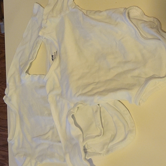 𝅺2 pieces H&M Long-sleeved bodysuits cotton White 6-9 months - Picture 1 of 2